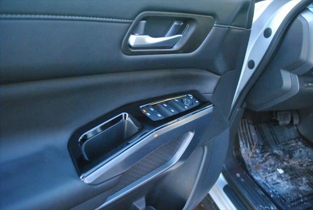 2025 Nissan Pathfinder SL 4WD