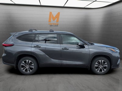 2023 Toyota HIGHLANDER XLE 8 Passenger AWD