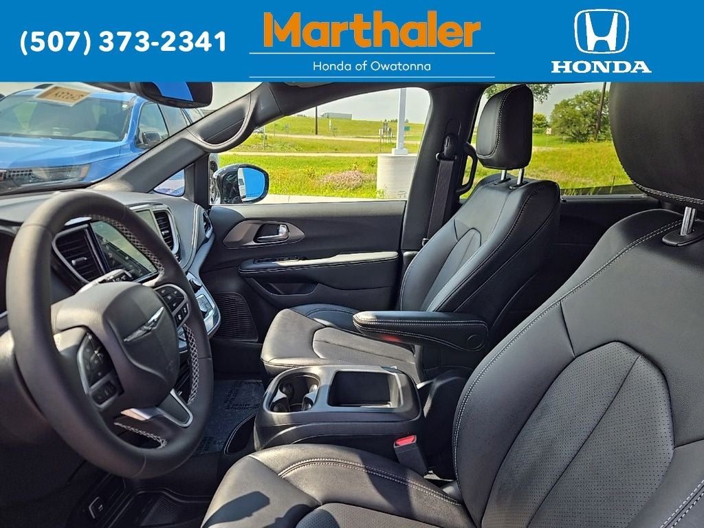 2025 Chrysler Pacifica Select