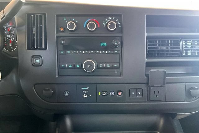2025 Chevrolet Express Passenger 1LT
