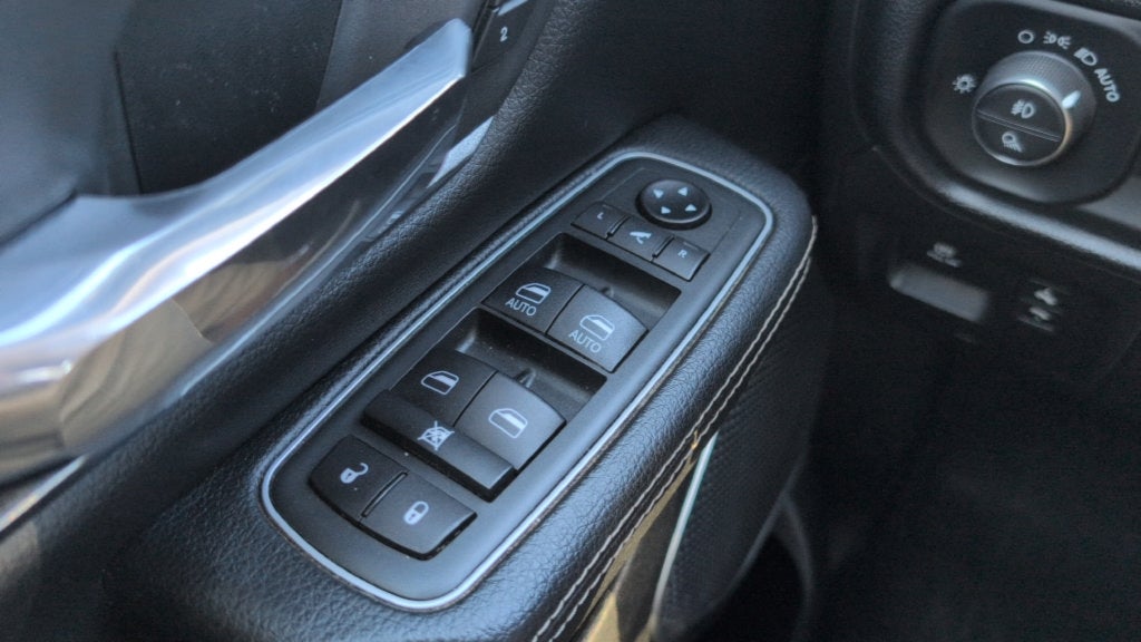 2020 RAM 1500 Laramie Crew Cab 4x4 5'7" Box