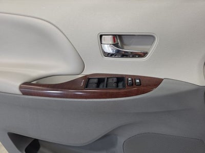 2014 Toyota Sienna XLE 8 Passenger