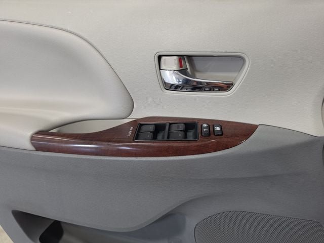 2014 Toyota Sienna XLE 8 Passenger