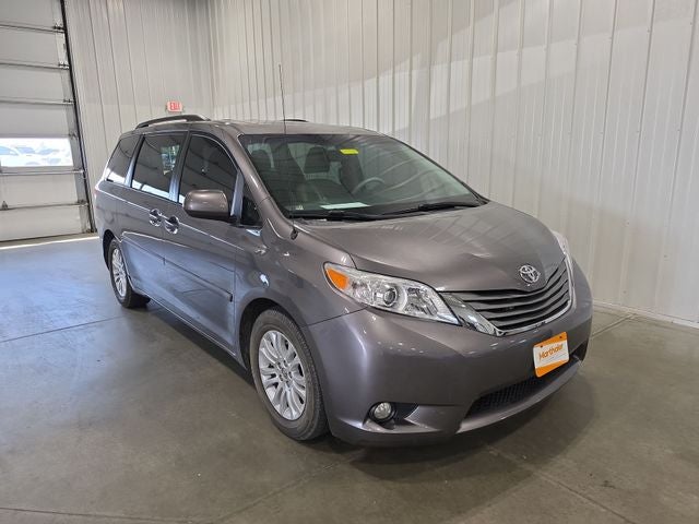 2014 Toyota Sienna XLE 8 Passenger