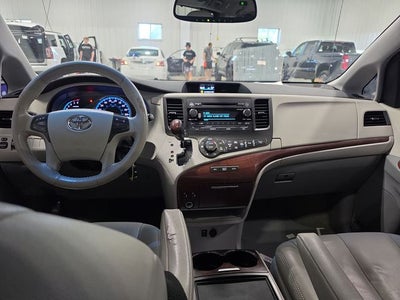 2014 Toyota Sienna XLE 8 Passenger