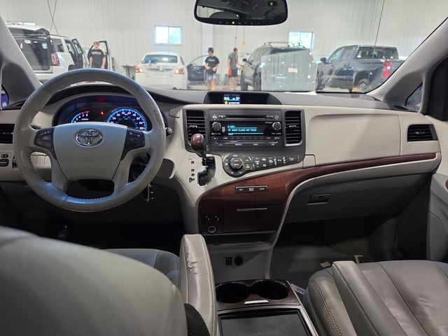 2014 Toyota Sienna XLE 8 Passenger