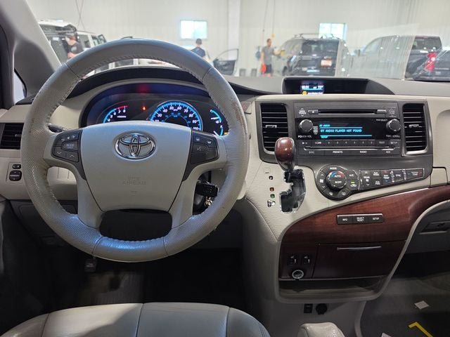 2014 Toyota Sienna XLE 8 Passenger