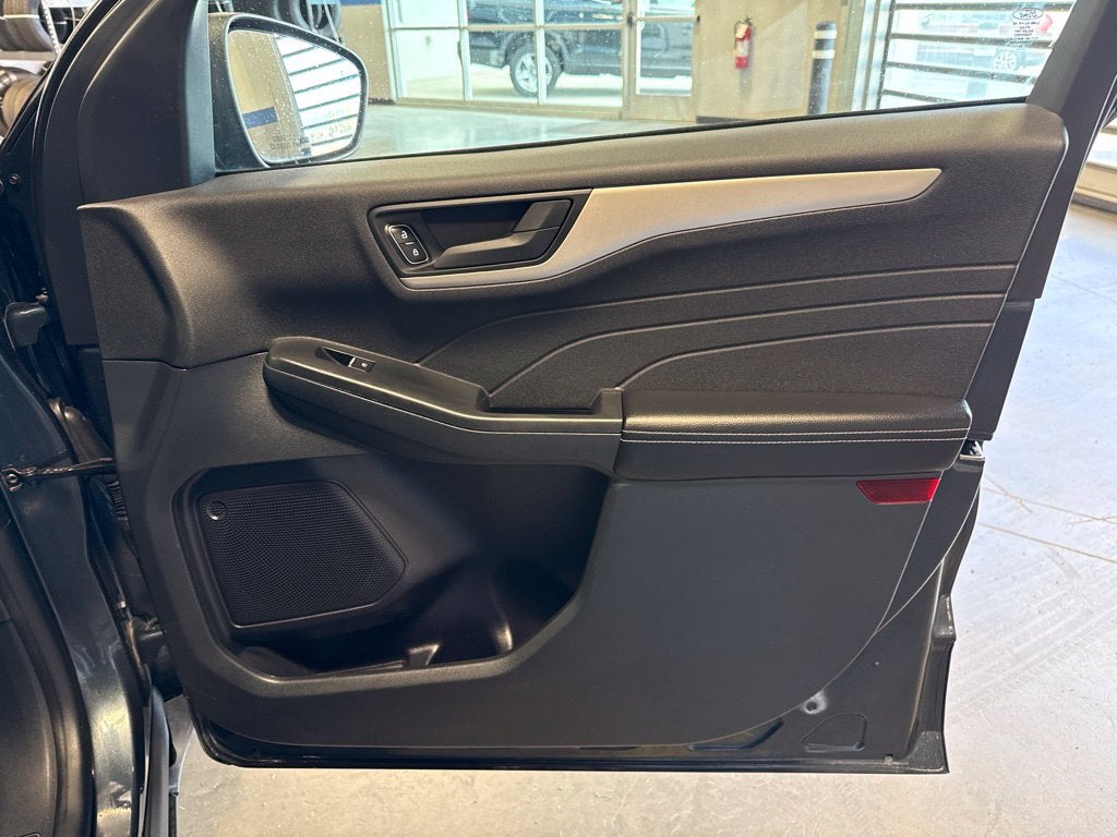 2022 Ford Escape SE w/ Convenience & Cold Weather Pkg