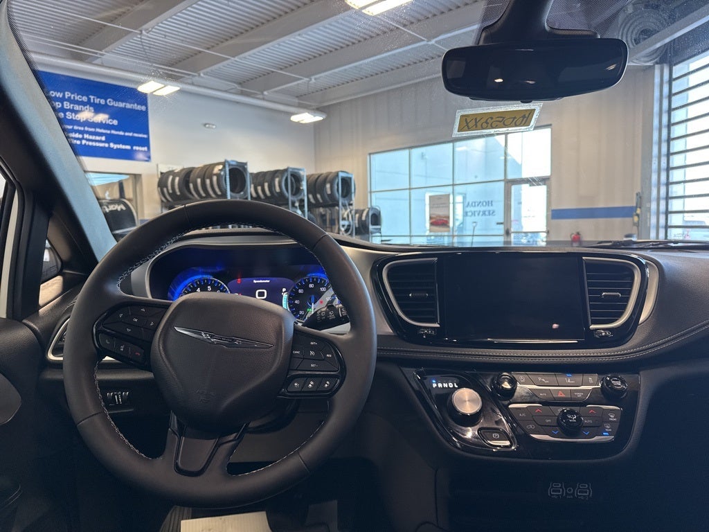 2023 Chrysler Pacifica Touring w/ Adaptive Cruise