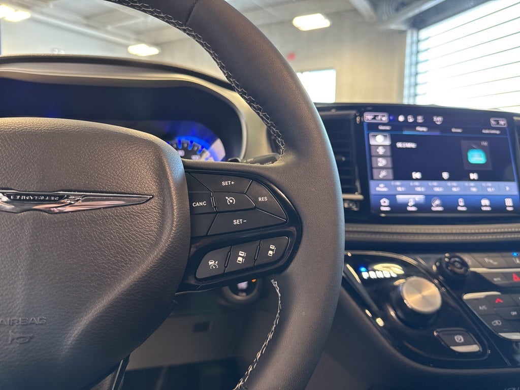 2023 Chrysler Pacifica Touring w/ Adaptive Cruise