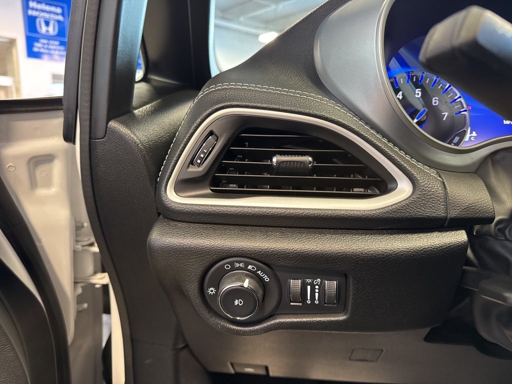 2023 Chrysler Pacifica Touring w/ Adaptive Cruise