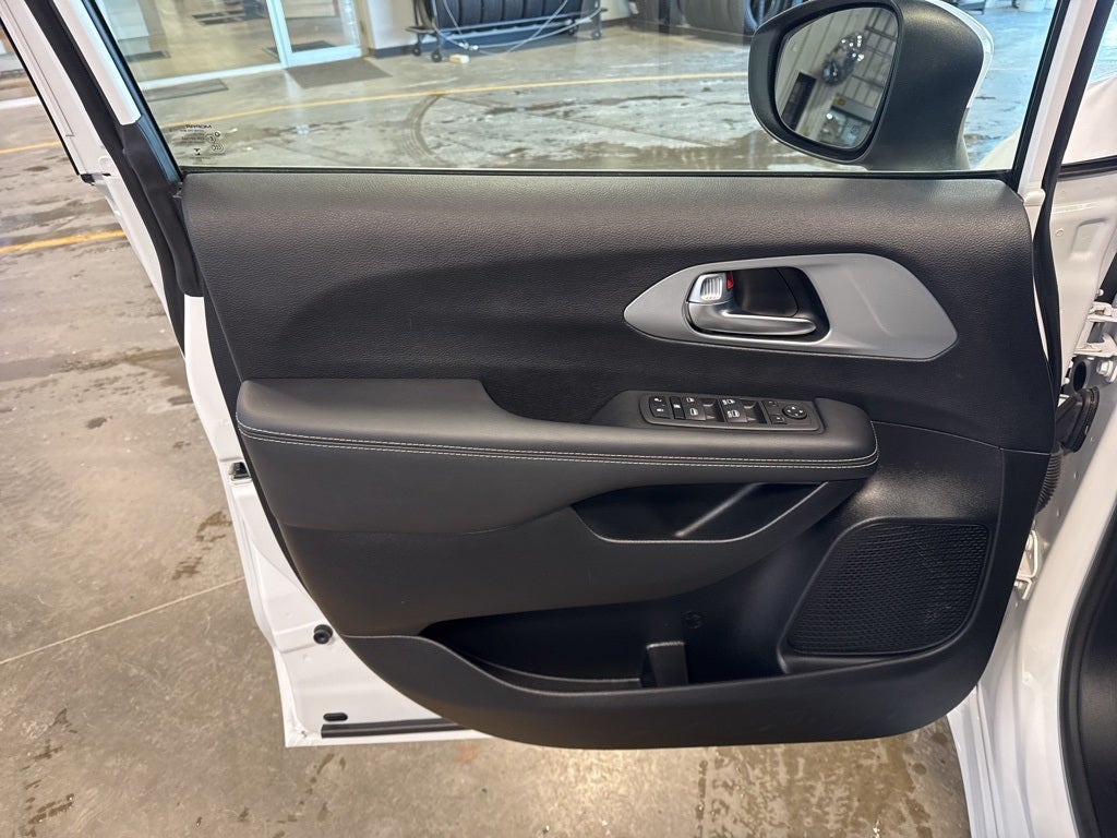 2023 Chrysler Pacifica Touring w/ Adaptive Cruise