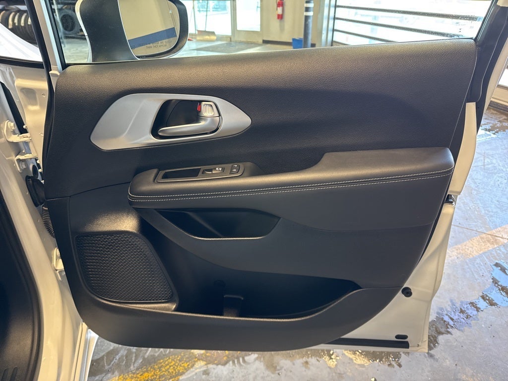 2023 Chrysler Pacifica Touring w/ Adaptive Cruise