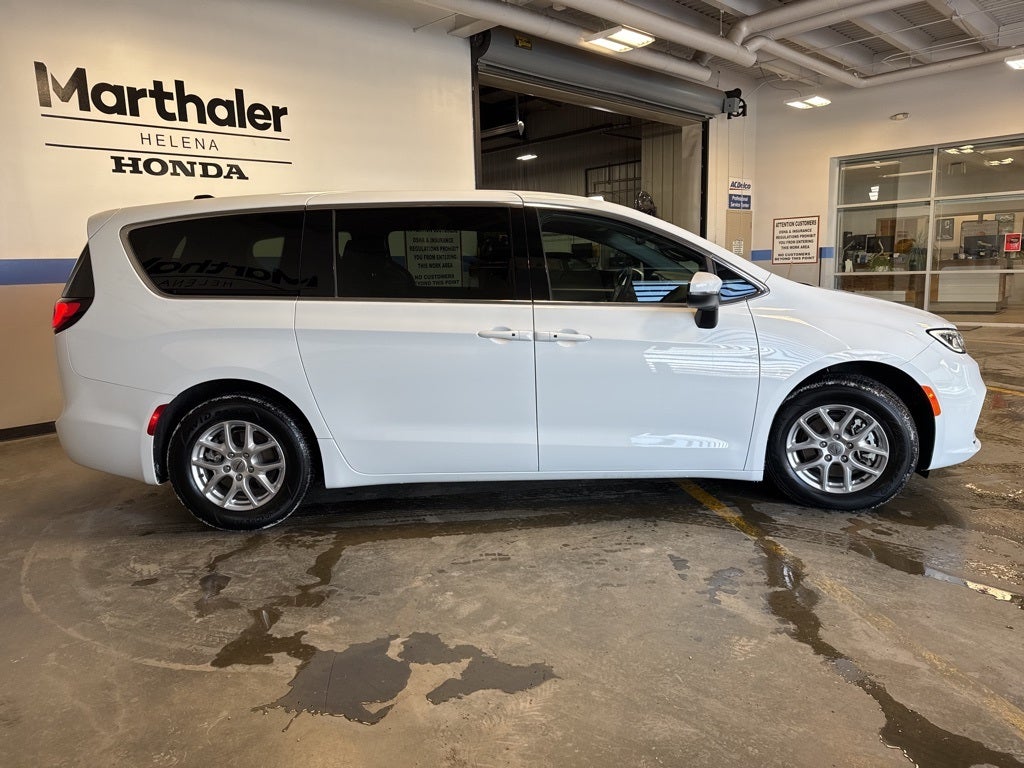2023 Chrysler Pacifica Touring w/ Adaptive Cruise
