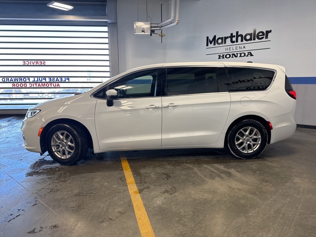 2023 Chrysler Pacifica Touring w/ Adaptive Cruise