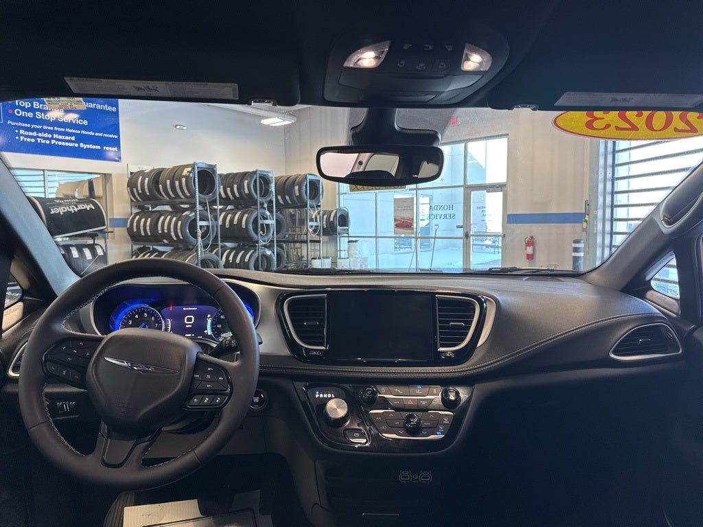 2023 Chrysler Pacifica Touring w/ Adaptive Cruise