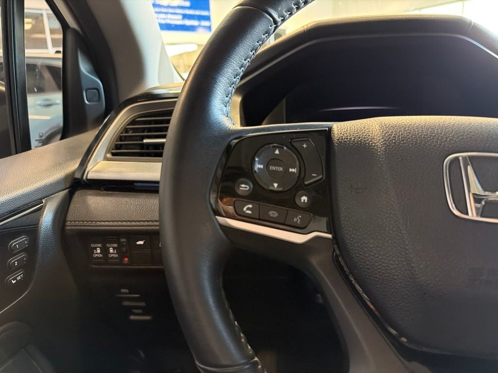2023 Honda Odyssey Touring w/ Nav & Moonroof