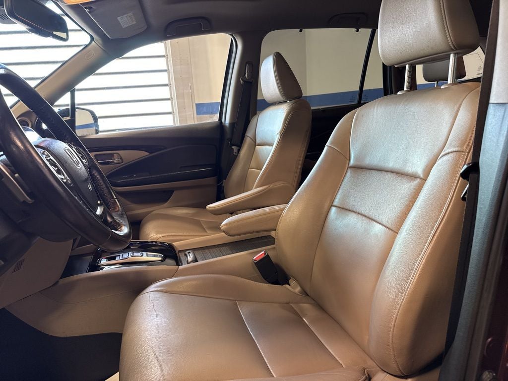 2016 Honda Pilot Touring w/ NAV