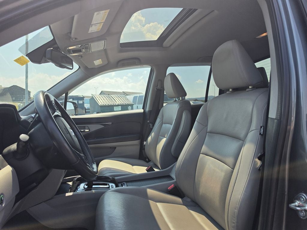2017 Honda Ridgeline RTL-E w/ Nav & Moonroof