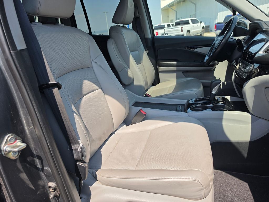 2017 Honda Ridgeline RTL-E w/ Nav & Moonroof