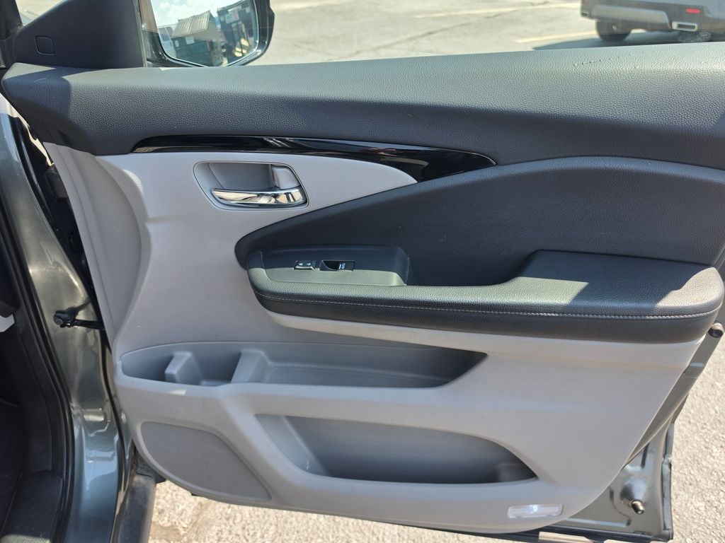 2017 Honda Ridgeline RTL-E w/ Nav & Moonroof