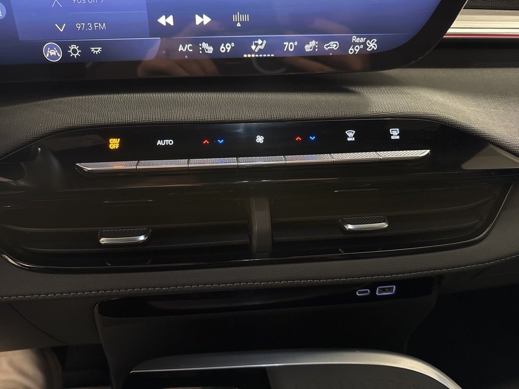 2025 Buick Enclave Preferred w/ Technology Pkg