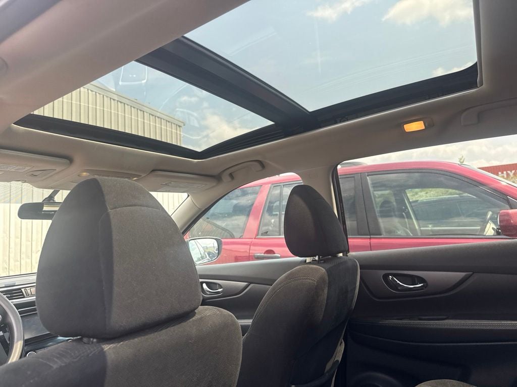 2016 Nissan Rogue SV Premium w/ Nav & Pano Roof