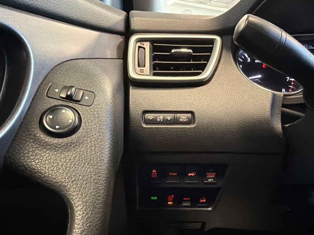2016 Nissan Rogue SV Premium w/ Nav & Pano Roof