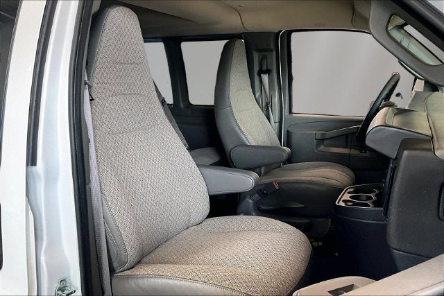 2025 Chevrolet Express Passenger 1LT